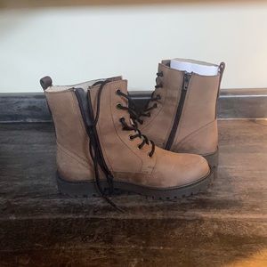 Brand new boots. They are a light brown. Size 39 (size 9)